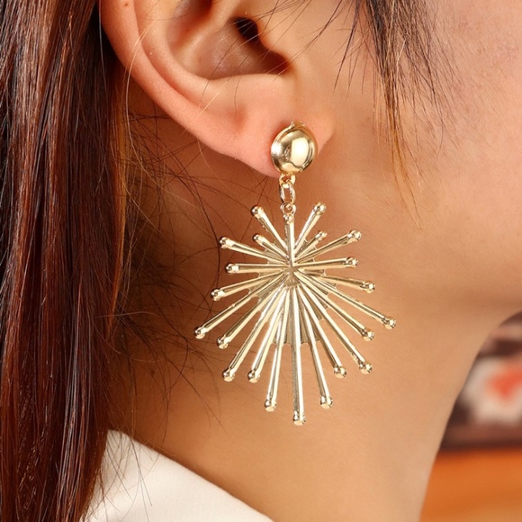 **LESSIE* Gold Irregular Star Shaped Fashion Earrings - Picture 1 of 5